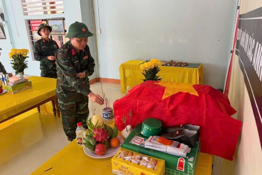 Đo&agrave;n c&ocirc;ng t&aacute;c Sư đo&agrave;n 968 d&acirc;ng hương tri &acirc;n liệt sĩ vừa được t&igrave;m thấy