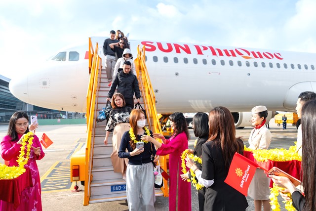 V&agrave;o l&uacute;c 10:30 s&aacute;ng ng&agrave;y 25/2, chuyến bay khởi h&agrave;nh từ s&acirc;n bay T&acirc;n Sơn Nhất cũng cất c&aacute;nh, đưa những h&agrave;nh kh&aacute;ch đầu ti&ecirc;n từ TP.HCM đến với th&agrave;nh phố biển xinh đẹp miền Trung.