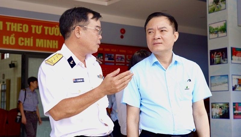 Ứng cử vi&ecirc;n Đại biểu Quốc hội L&ecirc; Ngọc Sơn trao đổi với cử tri tại c&aacute;c buổi tiếp x&uacute;c cử tri