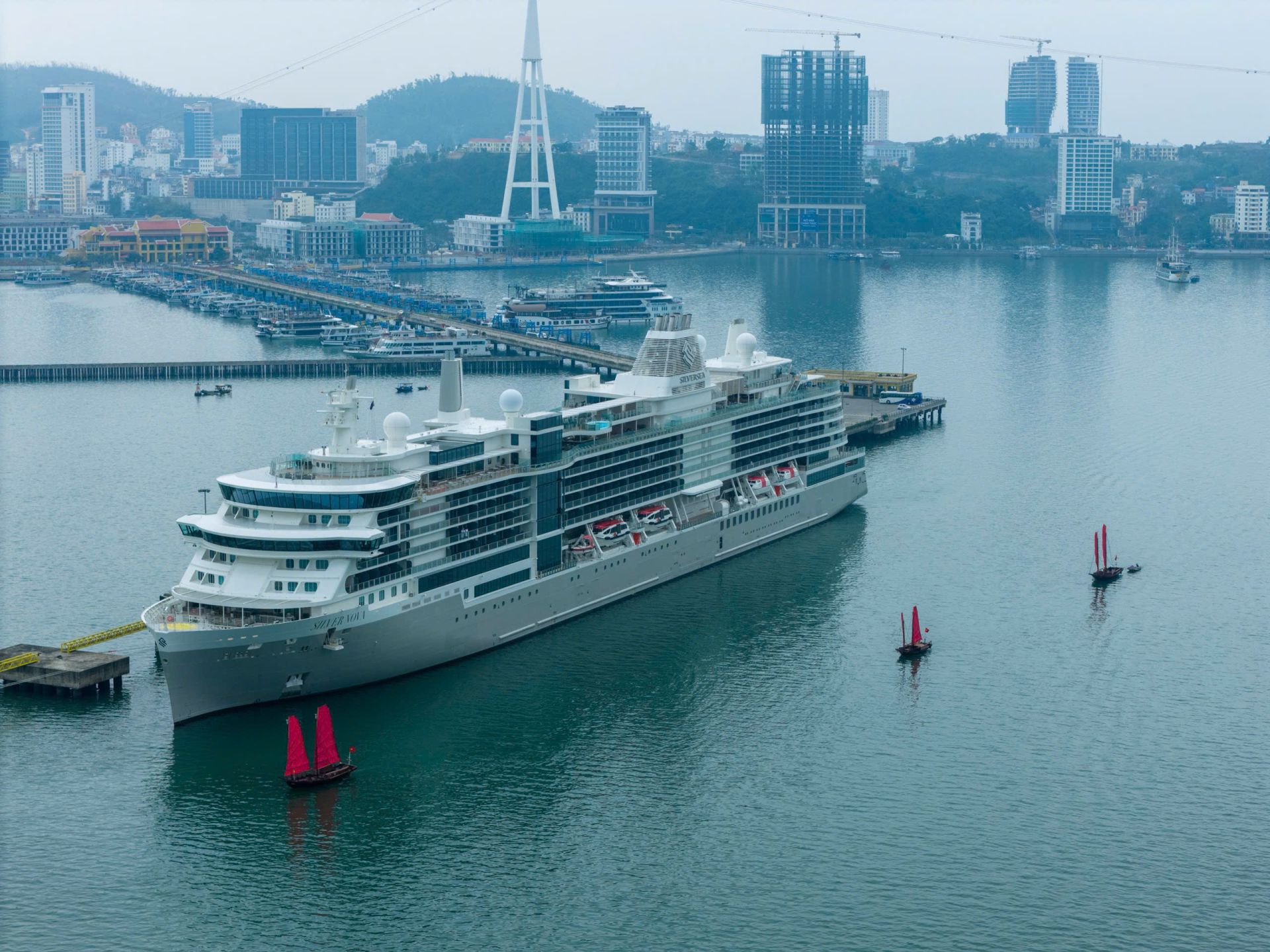 Không gian cảng tàu khách quốc tế Hạ Long trở nên lãng mạn với những cánh buồm đỏ thắm và không gian âm nhạc trữ tình. Ảnh: DH Không gian cảng tàu khách quốc tế Hạ Long trở nên lãng mạn với những cánh buồm đỏ thắm và không gian âm nhạc trữ tình. Ảnh: DH