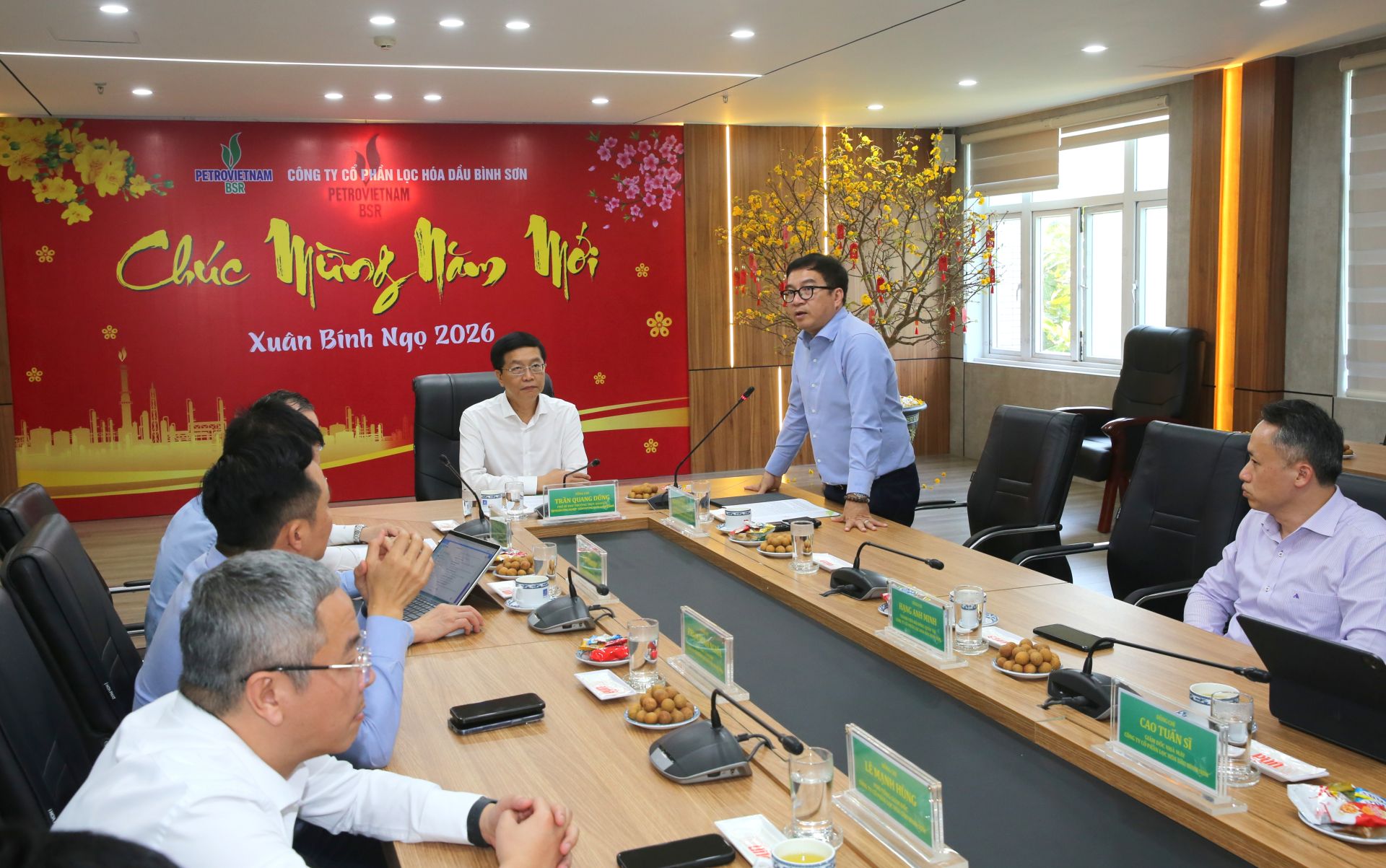 Đồng chí Nguyễn Việt Thắng - Phó Bí thư Đảng ủy, Tổng Giám đốc BSR báo cáo với đoàn công tác về tình hình sản xuất kinh doanh của BSR trong dịp Tết Nguyên đán Bính Ngọ 2026 Đồng chí Nguyễn Việt Thắng - Phó Bí thư Đảng ủy, Tổng Giám đốc BSR báo cáo với đoàn công tác về tình hình sản xuất kinh doanh của BSR trong dịp Tết Nguyên đán Bính Ngọ 2026