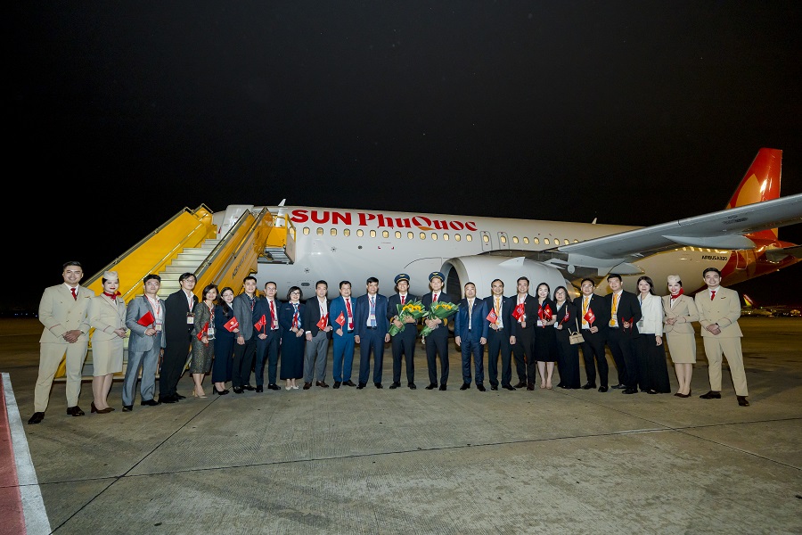 &Ocirc;ng Phạm To&agrave;n Vượng - Th&agrave;nh vi&ecirc;n HĐTV, Tổng Gi&aacute;m đốc Agribank (thứ 12 từ tr&aacute;i sang) chụp ảnh lưu niệm c&ugrave;ng phi h&agrave;nh đo&agrave;n