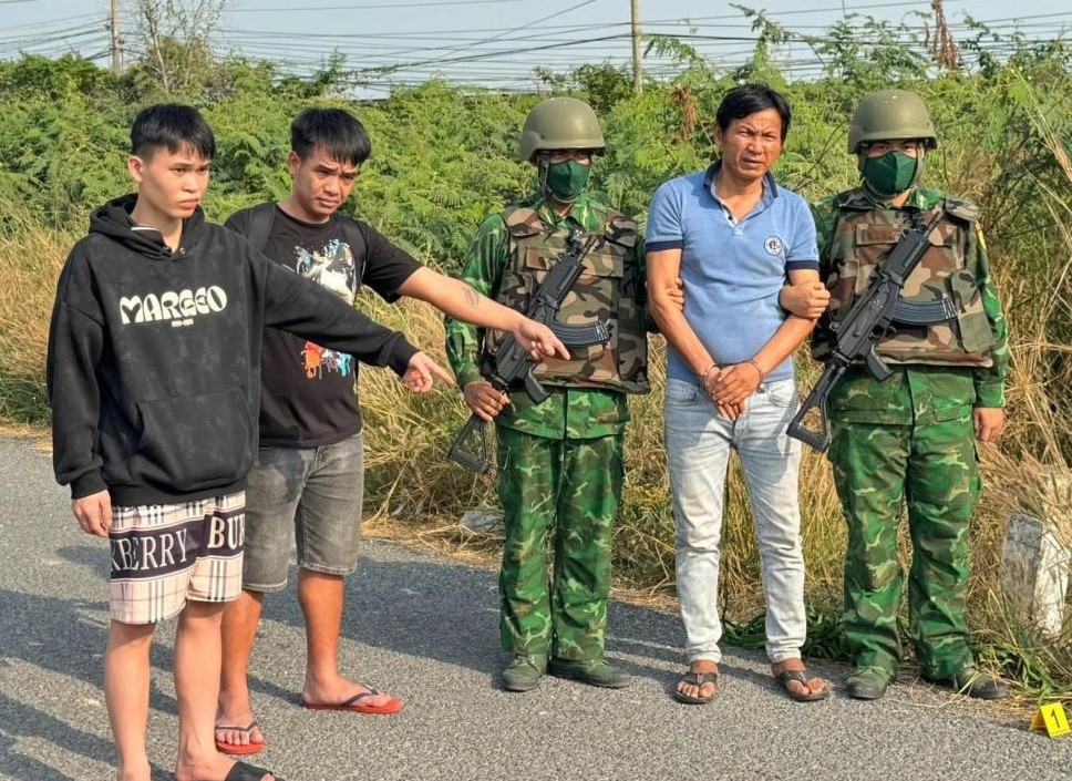 Đối tượng Nguyễn Văn T&ugrave;ng (&aacute;o xanh) bị lực lượng chức năng bắt giữ v&igrave; h&agrave;nh vi đưa người nhập cảnh tr&aacute;i ph&eacute;p. Ảnh: Hải Bằng