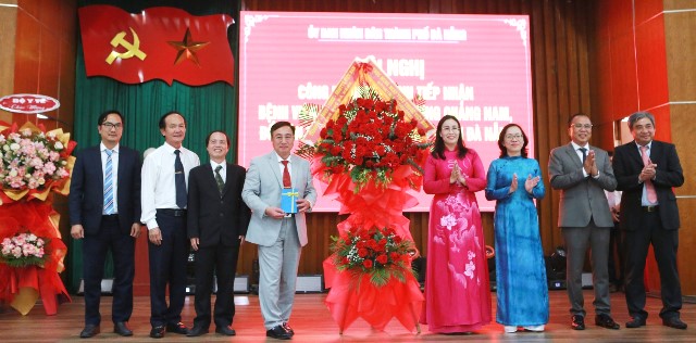 Ph&oacute; Chủ tịch UBND th&agrave;nh phố Nguyễn Thị Anh Thi (thứ 4, b&ecirc;n phải sang) tặng hoa ch&uacute;c mừng Bệnh viện Việt - H&agrave;n Đ&agrave; Nẵng. Ảnh: T.C&ocirc;ng