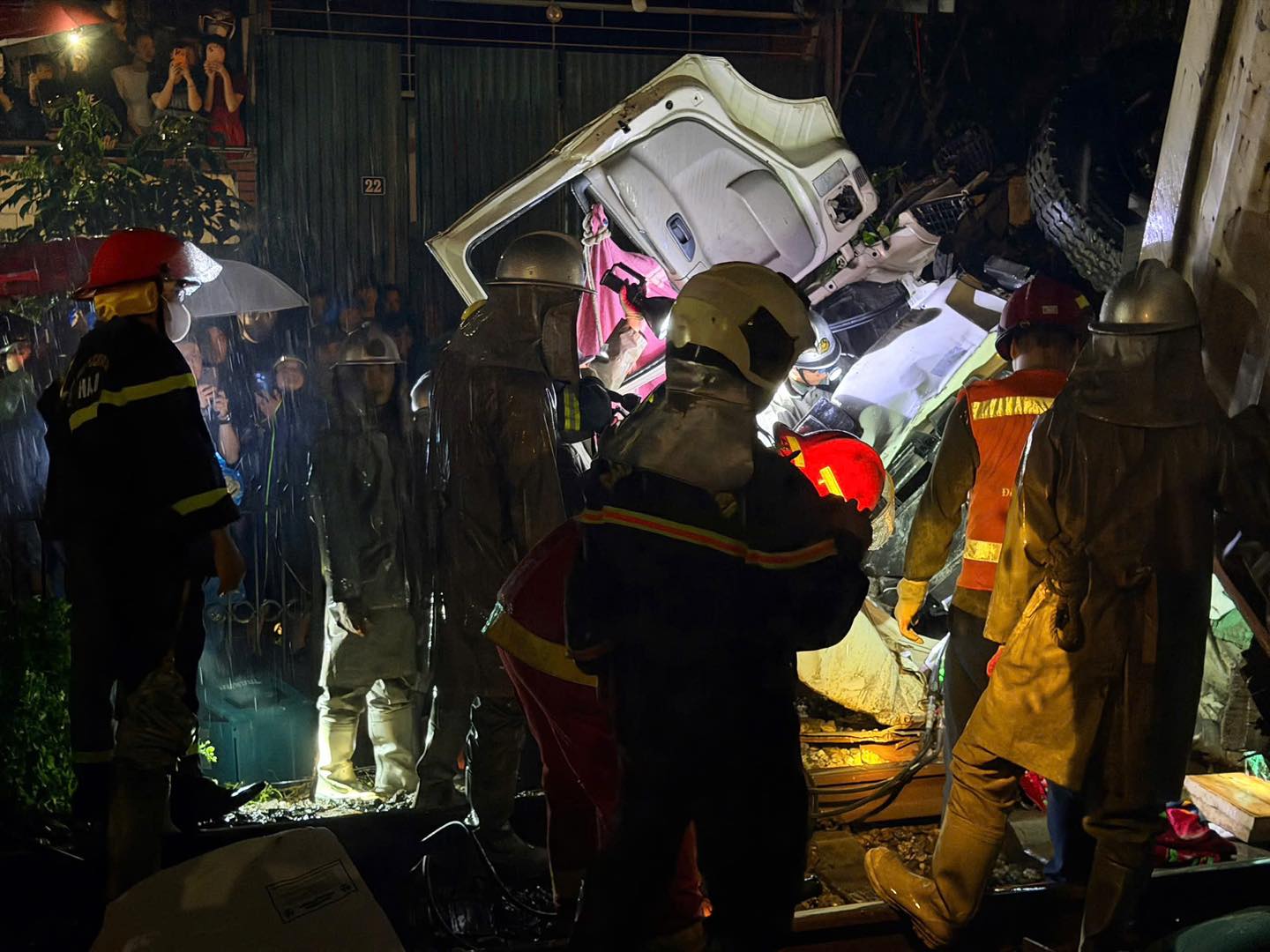 Lực lượng Cảnh s&aacute;t ph&ograve;ng ch&aacute;y, chữa ch&aacute;y v&agrave; cứu nạn, cứu hộ khẩn trương tiếp cận hiện trường, triển khai c&ocirc;ng t&aacute;c cứu hộ sau vụ va chạm giữa t&agrave;u hỏa v&agrave; &ocirc; t&ocirc; tải tại x&atilde; Ngọc Hồi tối 25/02.