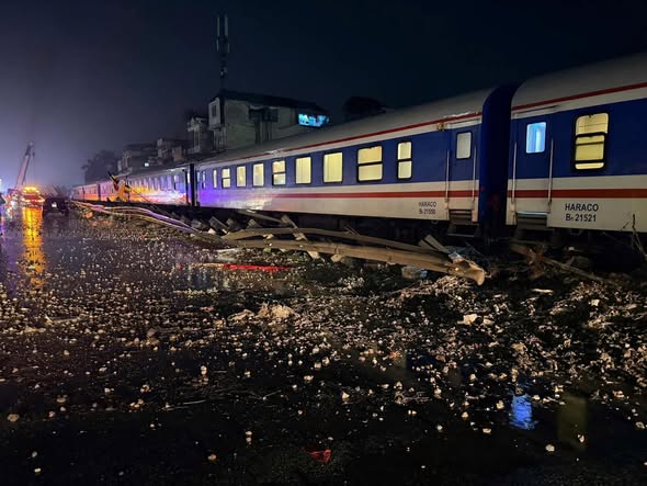 Hà Nội: Va chạm giữa tàu hỏa và ô tô tải tại xã Ngọc Hồi, 1 người tử vong