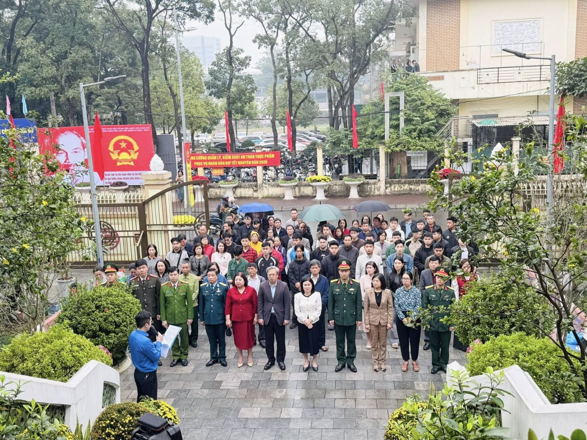 Đại biểu, cán bộ và các tân binh thực hiện nghi thức dâng hương tại Đài tưởng niệm Liệt sĩ, thể hiện lòng tri ân đối với các Anh hùng Liệt sĩ. Đại biểu, cán bộ và các tân binh thực hiện nghi thức dâng hương tại Đài tưởng niệm Liệt sĩ, thể hiện lòng tri ân đối với các Anh hùng Liệt sĩ.