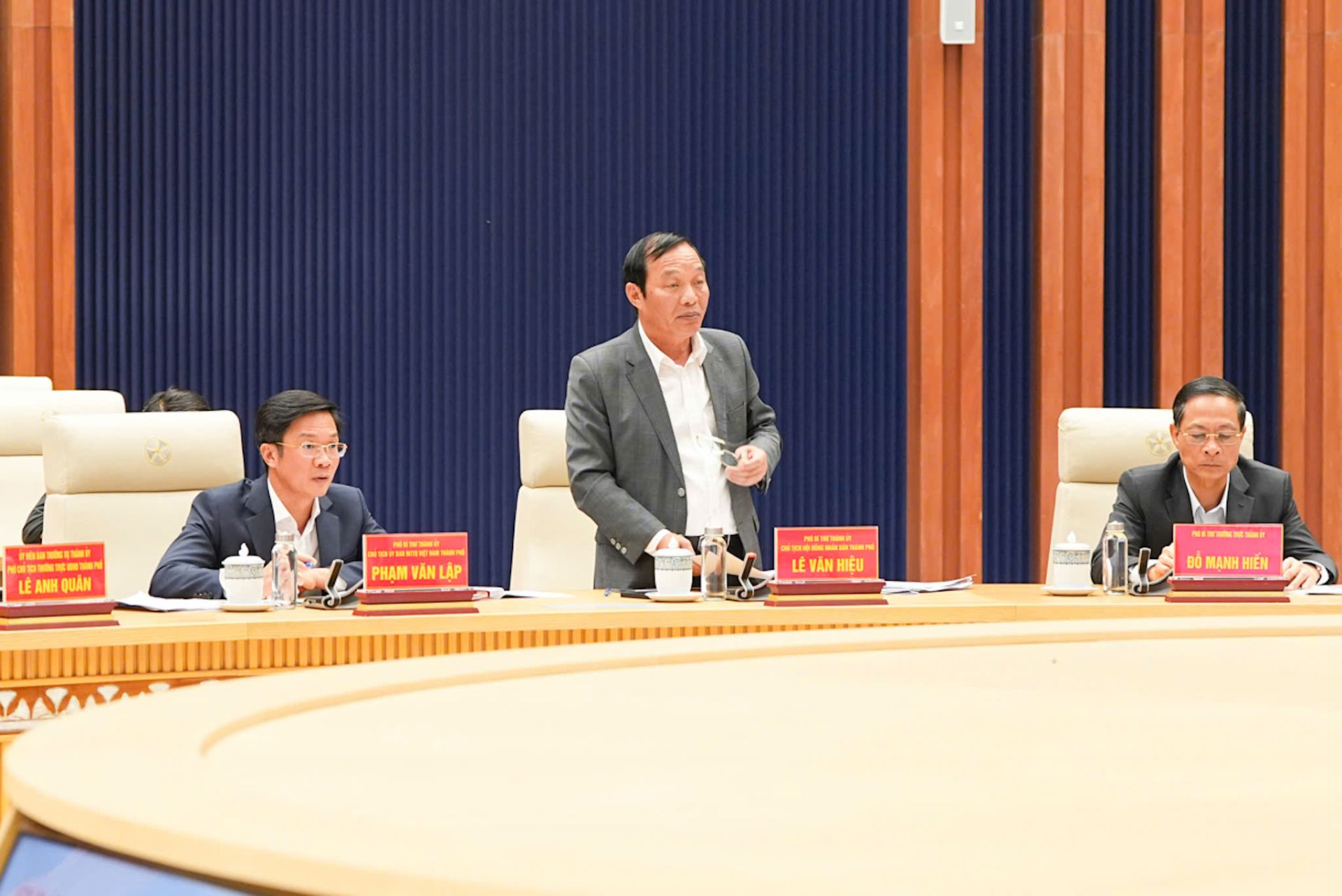 Đồng ch&iacute; Trần Thanh Mẫn, Ủy vi&ecirc;n Bộ Ch&iacute;nh trị, Chủ tịch Quốc hội, Chủ tịch Hội đồng Bầu cử quốc gia kiểm tra c&ocirc;ng t&aacute;c chuẩn bị bầu cử tại phường Hải An.