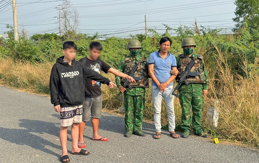 Đối tượng Nguyễn Văn T&ugrave;ng, Lương Hải Đăng v&agrave; Chương Văn Thắng tại hiện trường nơi bị ph&aacute;t hiện, bắt giữ