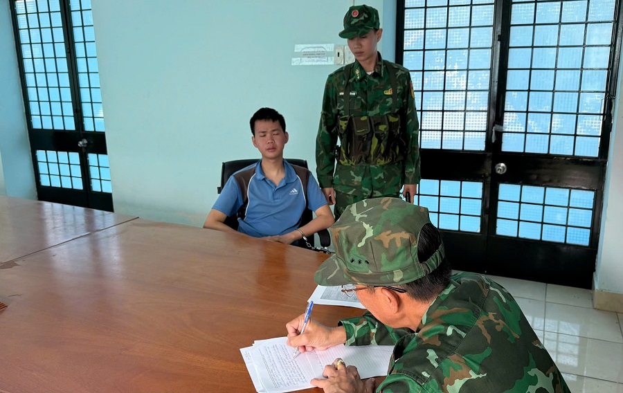 C&aacute;n bộ Đồn BP CKQT Mộc B&agrave;i lấy lời khai đối tượng Nguyễn Mạnh Dư