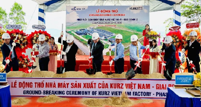 Đại biểu quan kh&aacute;ch v&agrave; l&atilde;nh đạo C&ocirc;ng ty KURZ Việt Nam thực hiện nghi thức động thổ.