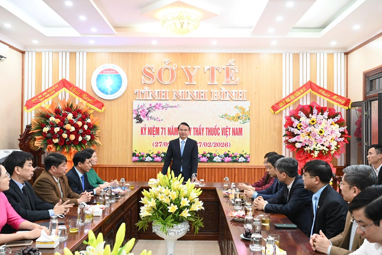 Bí thư Tỉnh ủy Ninh Bình thăm, chúc mừng ngành Y tế nhân Ngày Thầy thuốc Việt Nam