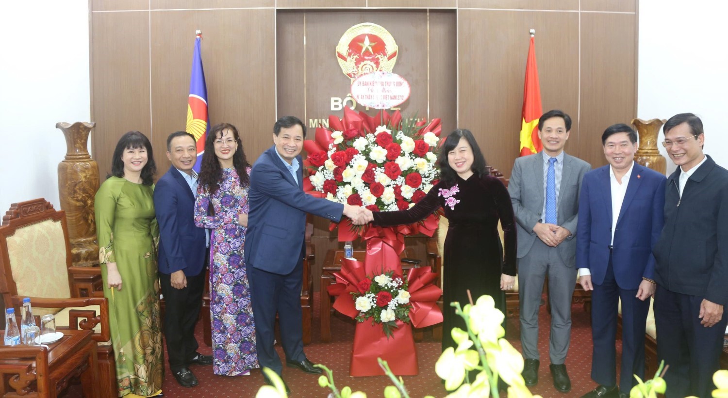 Đo&agrave;n đại biểu Ủy ban Kiểm tra Trung ương Đảng&nbsp;ch&uacute;c mừng Ng&agrave;y Thầy thuốc Việt Nam tại Bộ Y tế