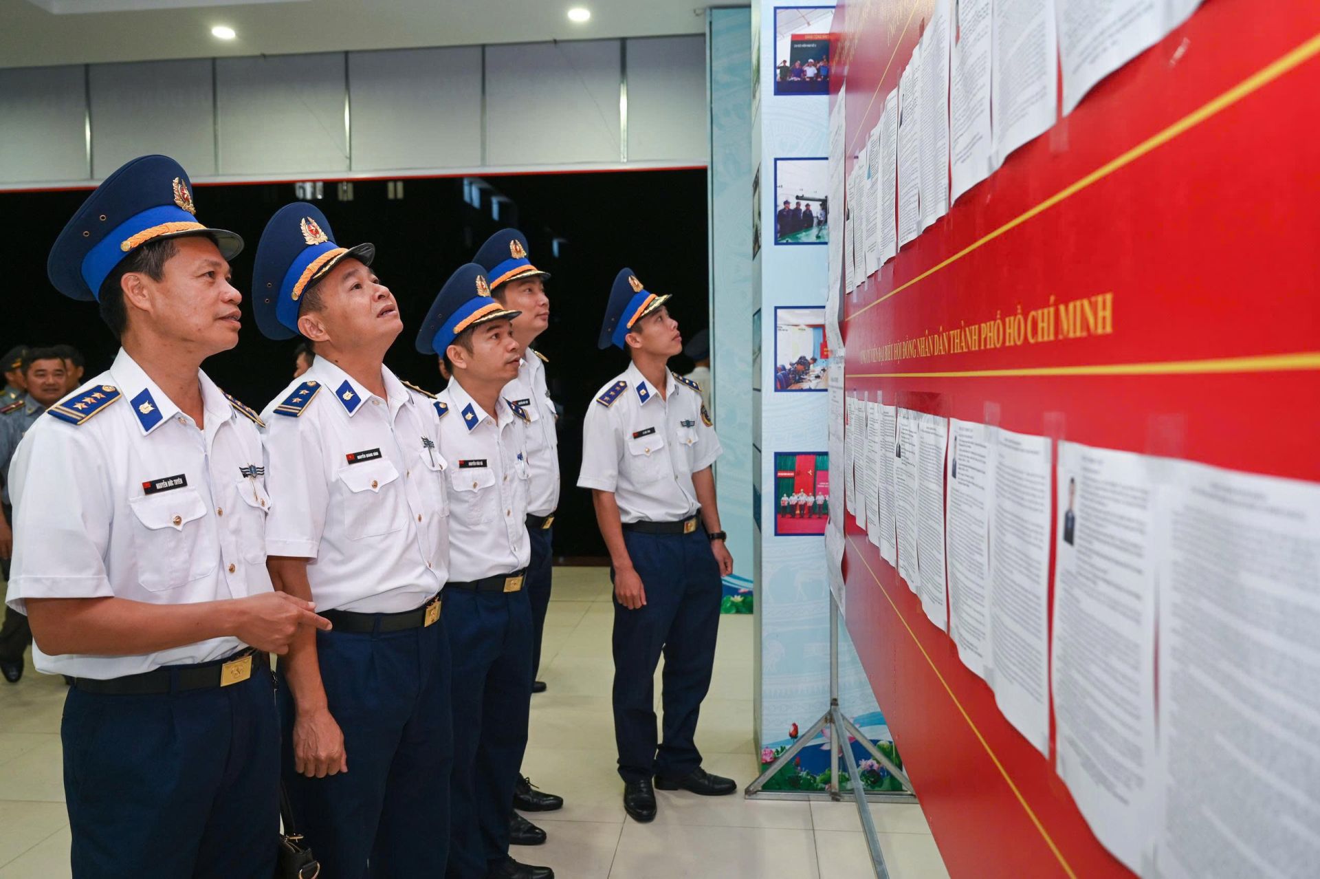 C&aacute;c cử tri nghi&ecirc;n cứu danh s&aacute;ch c&aacute;c đại biểu ứng cử