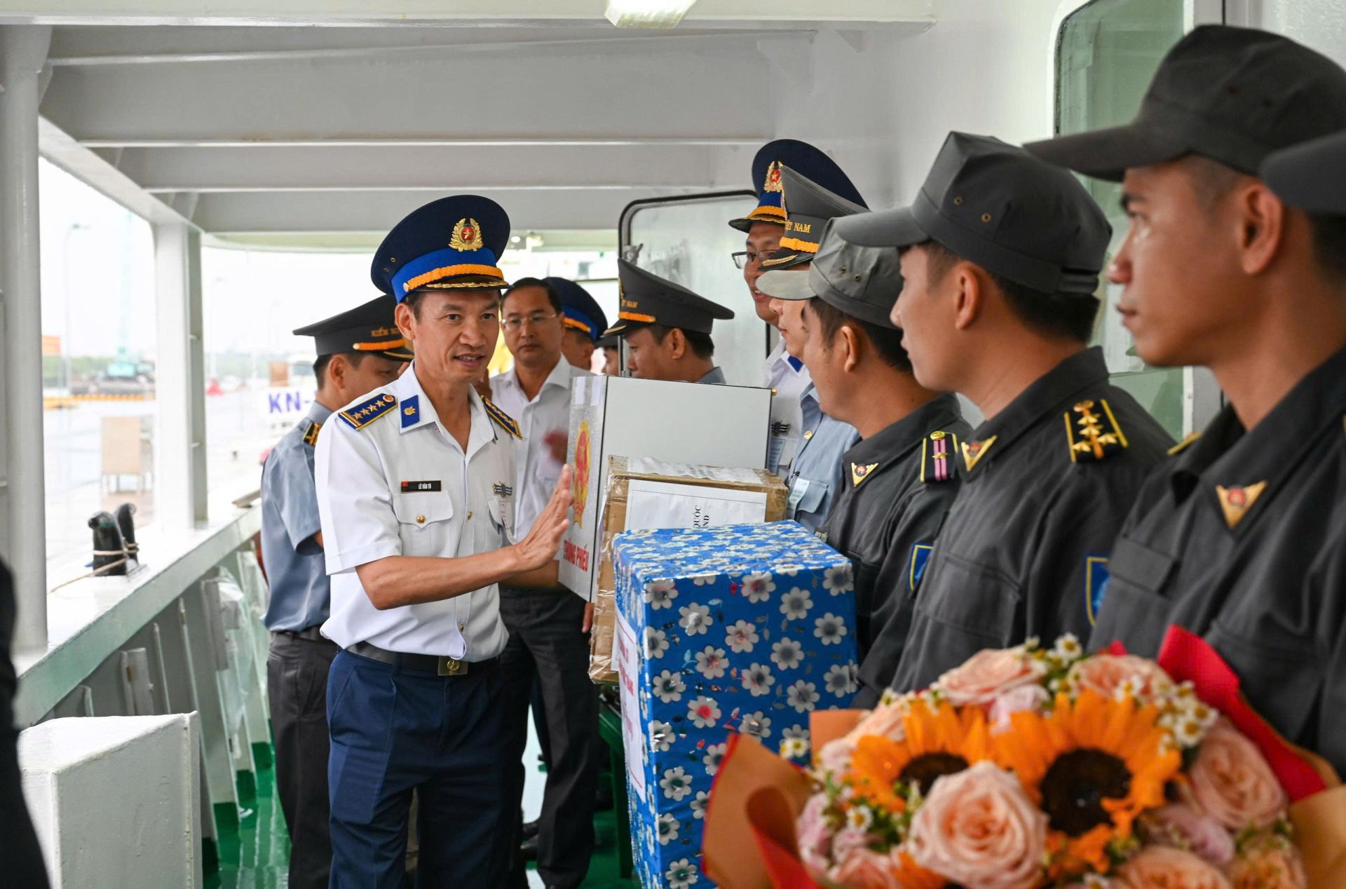 Đại t&aacute; L&ecirc; Văn T&uacute; v&agrave; c&aacute;c th&agrave;nh vi&ecirc;n trong ban chỉ đại của khu vực bỏ phiếu số 10 phường Phước Thắng ch&agrave;o