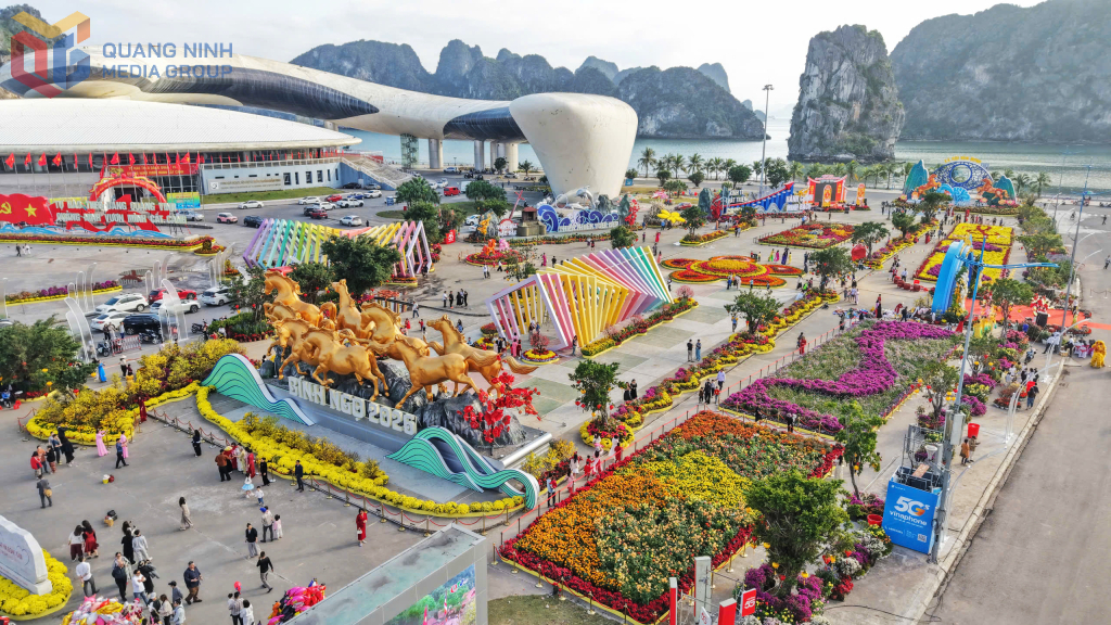 Người d&acirc;n, du kh&aacute;ch rộn r&agrave;ng &ldquo;check-in&rdquo; tại Đại lộ hoa v&agrave; c&ocirc;ng nghệ &aacute;nh s&aacute;ng b&ecirc;n vịnh Hạ Long