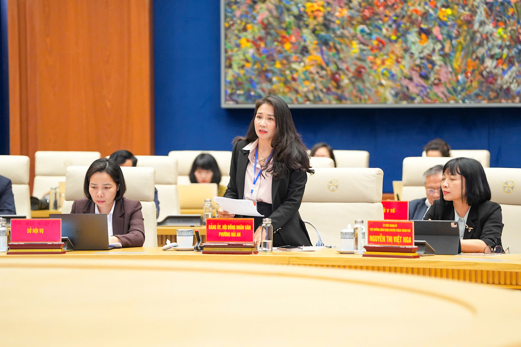 Đồng ch&iacute; Nguyễn Thị Thu, B&iacute; thư Đảng uỷ Phường Hải An b&aacute;o c&aacute;o tại cuộc l&agrave;m việc.