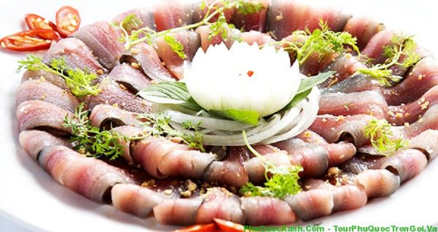 Gỏi c&aacute; tr&iacute;ch thường được sử dụng như m&oacute;n khai vị hoặc m&oacute;n ch&iacute;nh trong bữa ăn h&agrave;ng ng&agrave;y, đặc biệt khi c&oacute; hải sản tươi