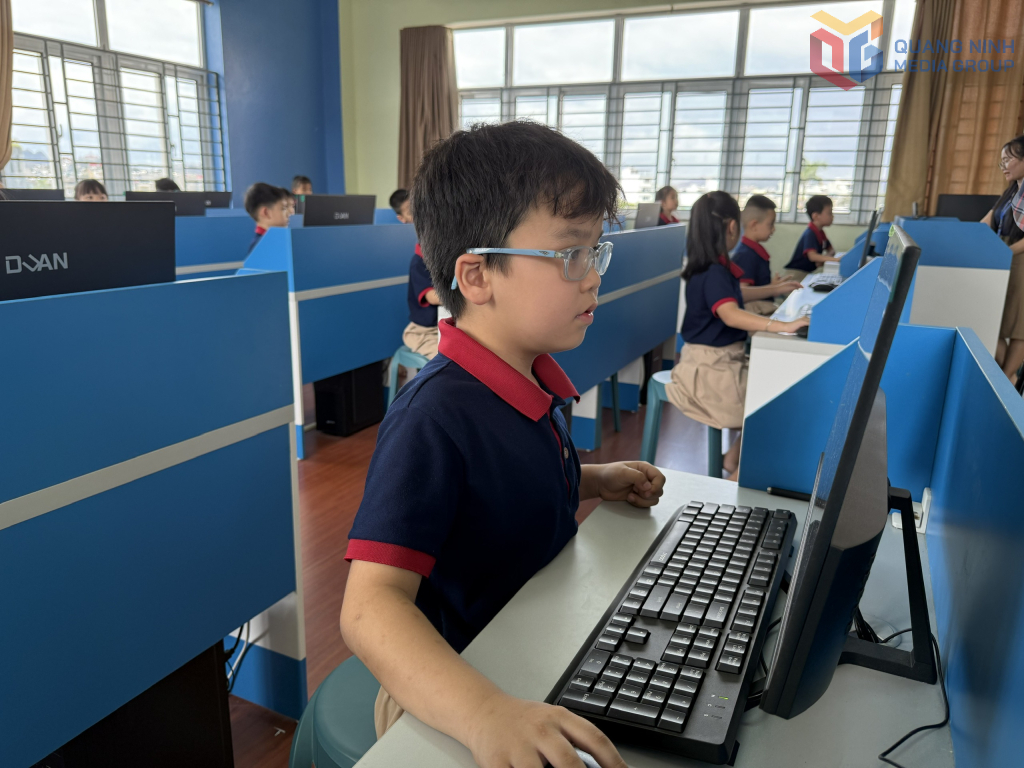 Học sinh Trường Đo&agrave;n Thị Điểm Hạ Long học tr&ecirc;n m&aacute;y t&iacute;nh