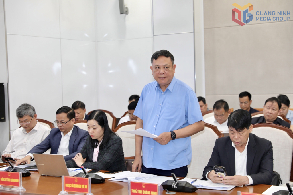 L&atilde;nh đạo Chi cục Hải quan khu vực VIII b&aacute;o c&aacute;o c&ocirc;ng t&aacute;c thu thuế XNK