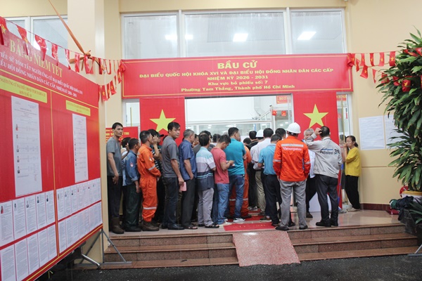 Ngay sau lễ khai mạc, rất đ&ocirc;ng cử tri đi bỏ phiếu