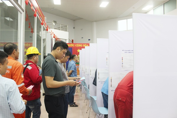 Cử tri chờ v&agrave;o khu vực bầu chọn ứng cử vi&ecirc;n m&igrave;nh t&acirc;m đắc