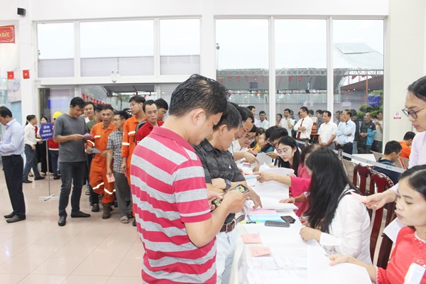 Cử tri xếp h&agrave;ng trật tự nhận phiếu bầu