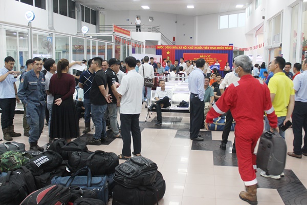 Đ&ocirc;ng CBCNV ng&agrave;nh dầu kh&iacute; sau khi ho&agrave;n th&agrave;nh bầu cử sớm kịp c&oacute; mặt tại nh&agrave; ga chuẩn bị bay ra gi&agrave;n khoan l&agrave;m việc