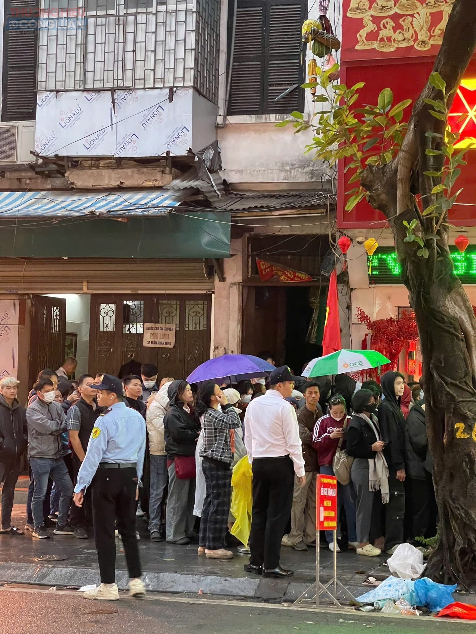 Đến gần s&aacute;ng, h&agrave;ng chờ k&eacute;o d&agrave;i h&agrave;ng trăm m&eacute;t. D&ugrave; mệt mỏi v&igrave; thiếu ngủ, nhưng ai nấy đều tỏ ra phấn khởi, hy vọng một năm mới thuận lợi. Một số cửa h&agrave;ng mở cửa sớm hơn thường lệ để giảm tải &aacute;p lực.