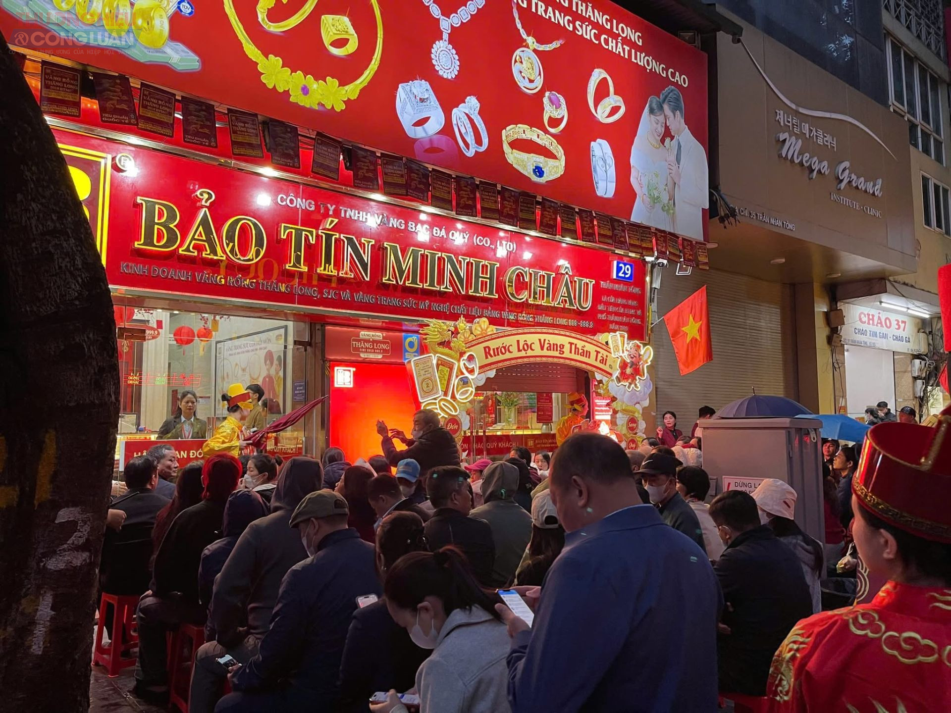 Tại c&aacute;c cửa h&agrave;ng v&agrave;ng nổi tiếng ở H&agrave; Nội, nhiều người c&oacute; mặt từ 2&ndash;3 giờ s&aacute;ng. Một số mang theo ghế gấp, &aacute;o mưa, thậm ch&iacute; chăn mỏng để ngồi chờ.