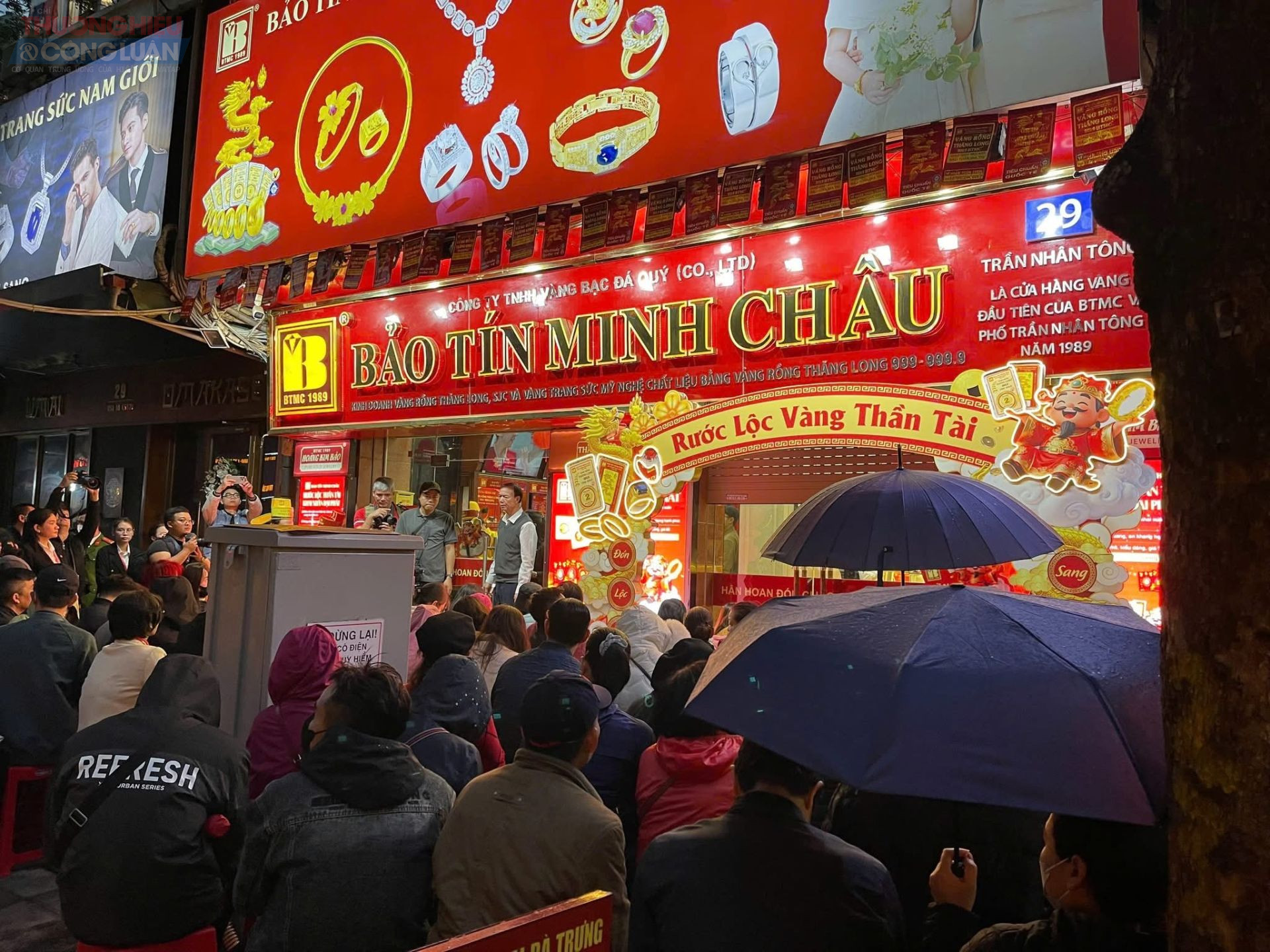 Mưa rét không ngăn nổi dòng người xếp hàng trắng đêm mua vàng ngày vía Thần Tài