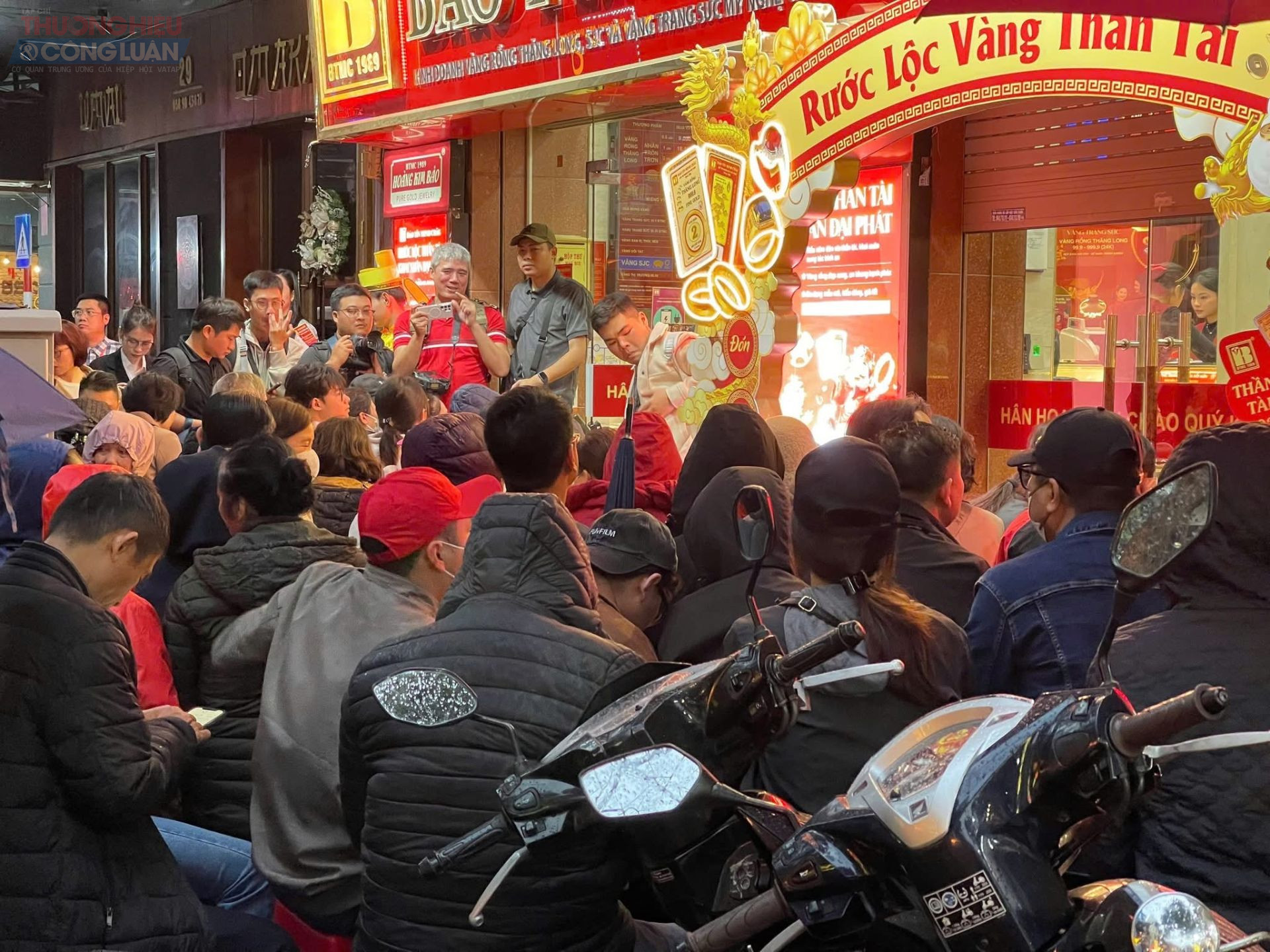 Theo ghi nhận của PV, từ 4h s&aacute;ng 26/2/2026 (m&ugrave;ng 10 th&aacute;ng Gi&ecirc;ng), nhiều người d&acirc;n đ&atilde; c&oacute; mặt, xếp h&agrave;ng d&agrave;i trước c&aacute;c cửa h&agrave;ng v&agrave;ng bạc tr&ecirc;n phố Cầu Giấy (H&agrave; Nội) chờ mua v&agrave;ng ng&agrave;y v&iacute;a Thần T&agrave;i. Kh&ocirc;ng kh&iacute; mua sắm nhộn nhịp từ sớm, với mong muốn cầu may mắn, t&agrave;i lộc cho năm mới.