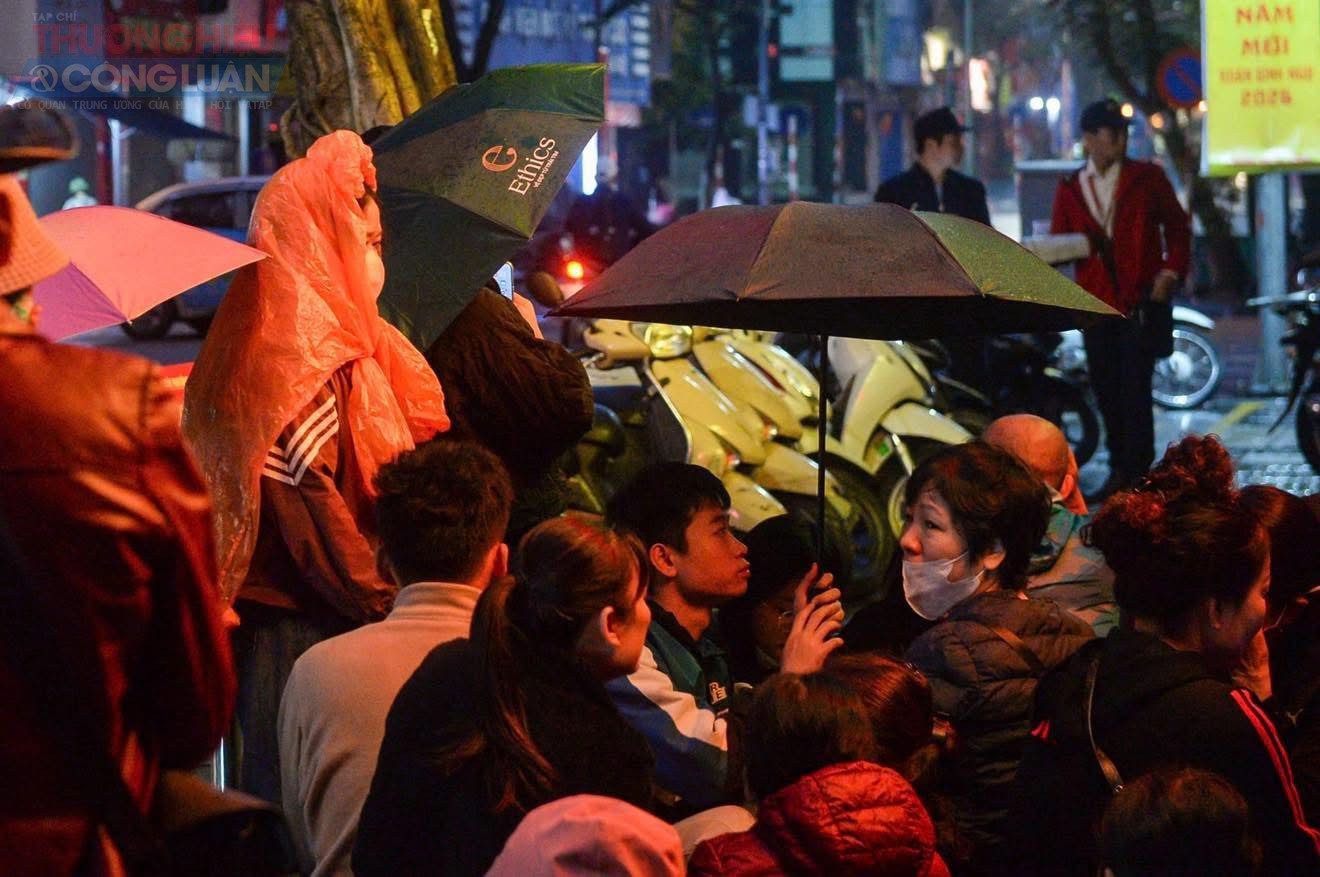 Nhiều người chia sẻ rằng họ chấp nhận &ldquo;vạ vật&rdquo; giữa trời mưa r&eacute;t v&igrave; muốn l&agrave; một trong những kh&aacute;ch đầu ti&ecirc;n mua v&agrave;ng lấy may, tr&aacute;nh cảnh chen ch&uacute;c v&agrave;o buổi s&aacute;ng cao điểm.