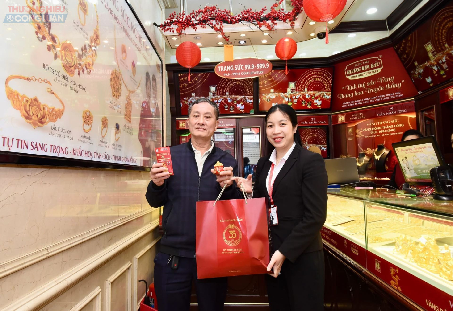 Một trong ba kh&aacute;ch h&agrave;ng đầu ti&ecirc;n sở hữu v&agrave;ng trong ng&agrave;y v&iacute;a Thần T&agrave;i năm nay.