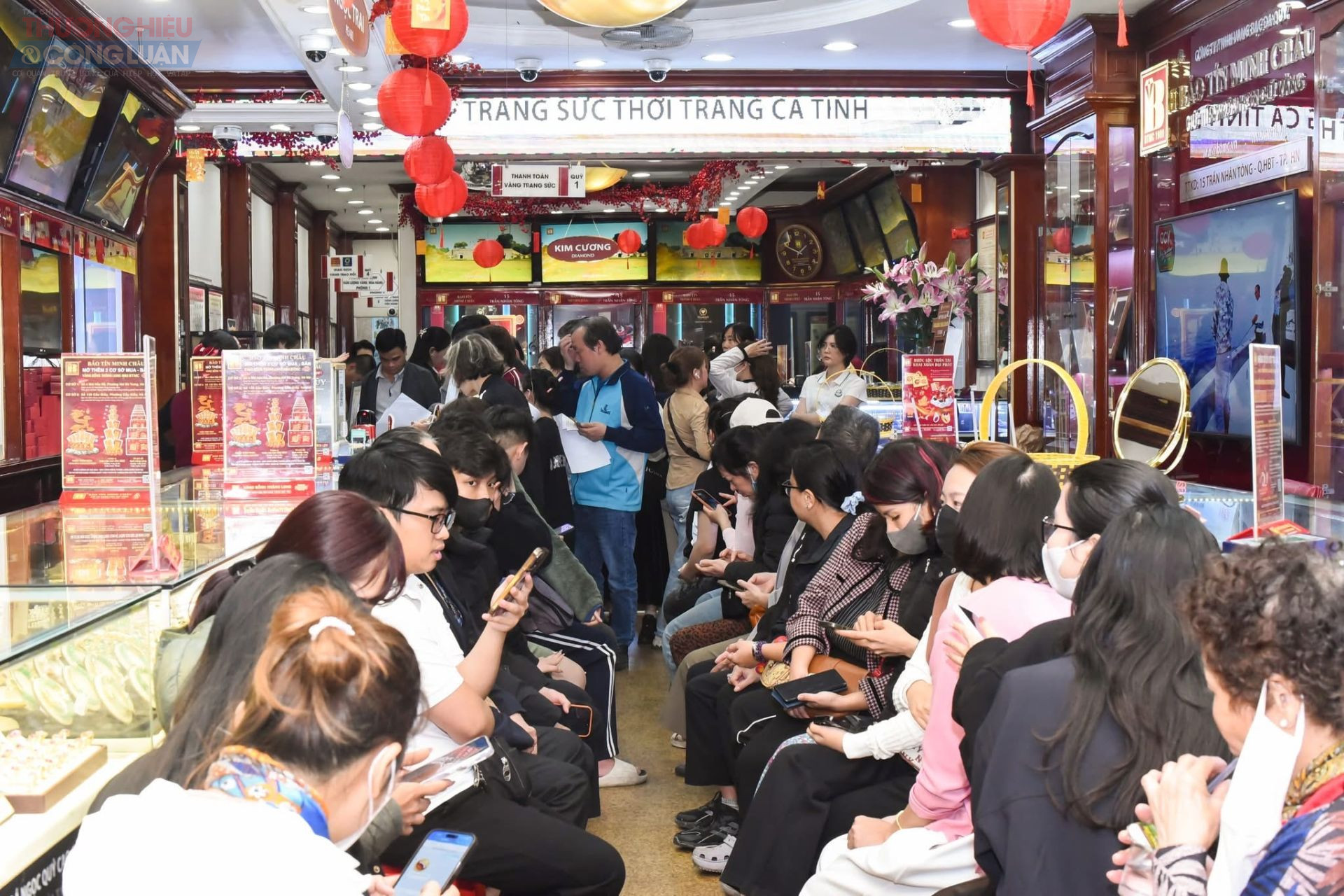 Theo ghi nhận, phần lớn người d&acirc;n mua v&agrave;ng v&agrave;o ng&agrave;y n&agrave;y kh&ocirc;ng phải để đầu tư, m&agrave; với mong muốn cầu may đầu năm. D&ugrave; gi&aacute; v&agrave;ng thời điểm n&agrave;y thường biến động mạnh, nhu cầu vẫn rất cao do yếu tố t&acirc;m linh v&agrave; th&oacute;i quen đ&atilde; h&igrave;nh th&agrave;nh nhiều năm.