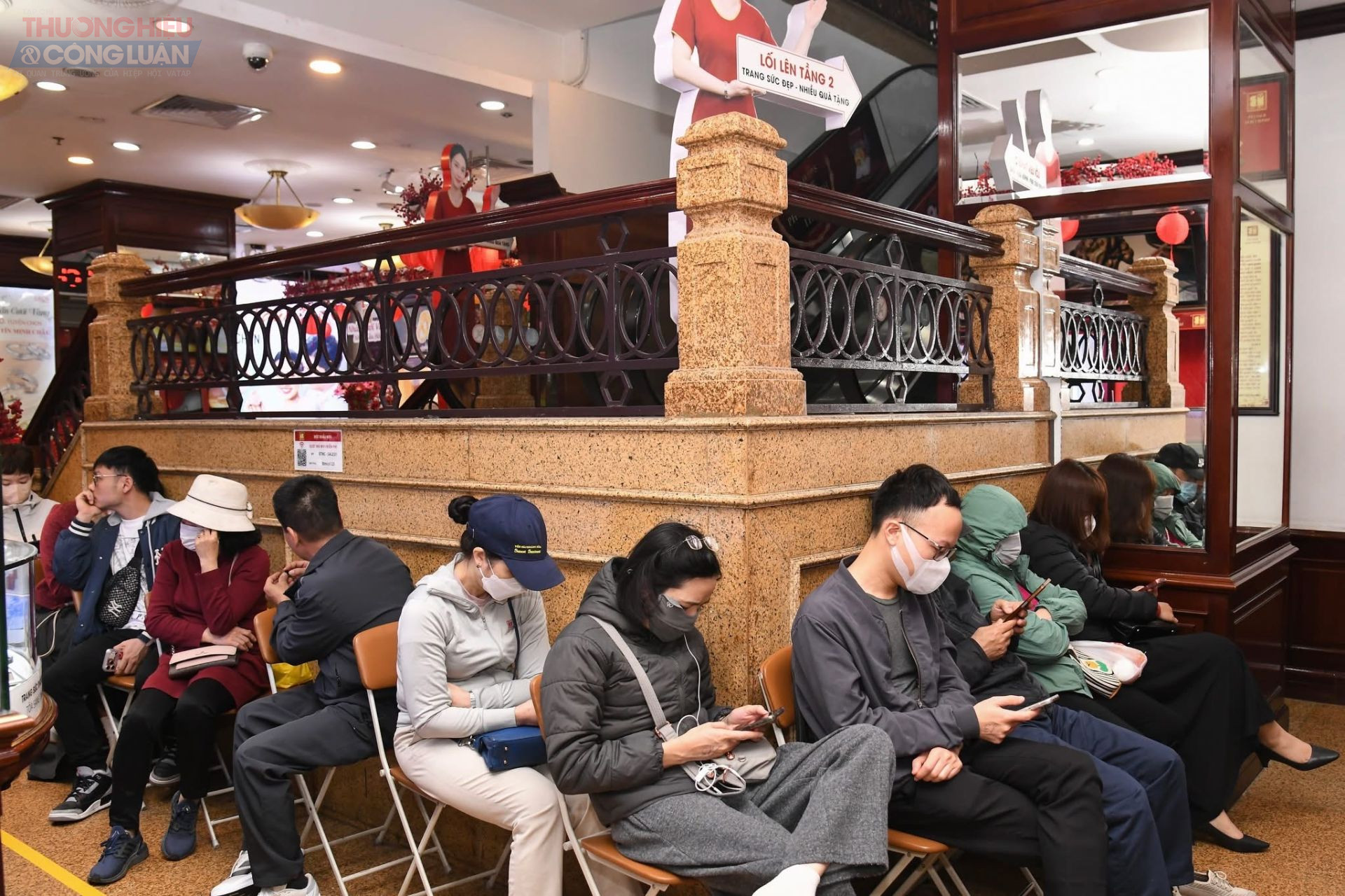 Chị H., 32 tuổi, H&agrave; Nội, cho biết chị đ&atilde; đến cửa h&agrave;ng từ 3h s&aacute;ng: &ldquo;Năm n&agrave;o t&ocirc;i cũng mua một ch&uacute;t v&agrave;ng để lấy may. Trời mưa lạnh thật nhưng t&ocirc;i muốn tranh thủ lấy số sớm để kịp về đi l&agrave;m. Đ&acirc;y coi như l&agrave; một nghi thức đầu năm của gia đ&igrave;nh.&rdquo;