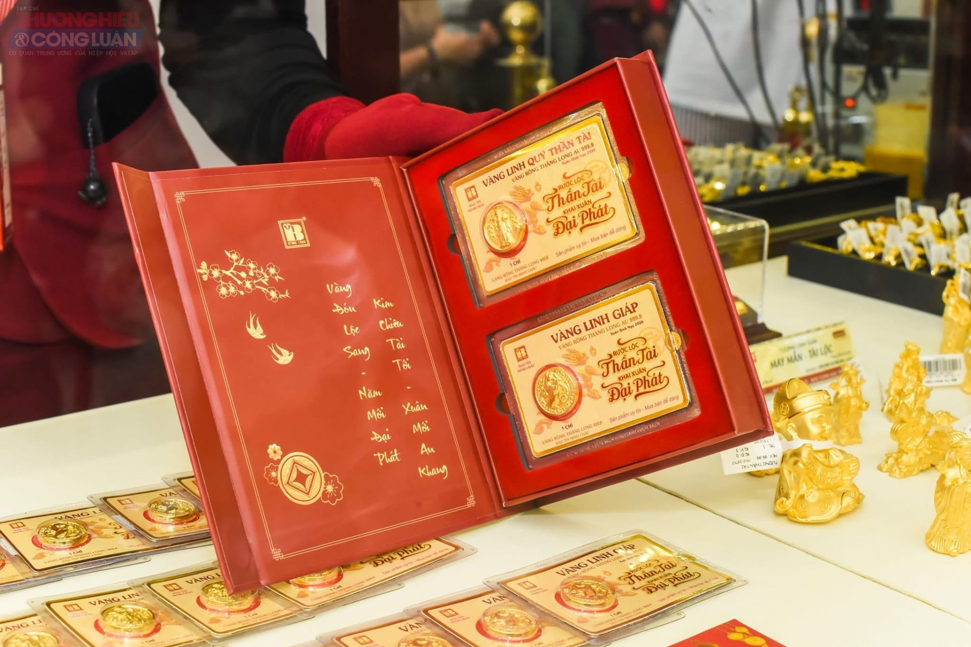 Kh&ocirc;ng &iacute;t người d&acirc;n Thủ đ&ocirc; xem việc mua v&agrave;ng ng&agrave;y v&iacute;a Thần T&agrave;i như một nghi thức mở đầu năm mới, d&ugrave; chỉ một chỉ v&agrave;ng nhỏ cũng mang &yacute; nghĩa lấy may v&agrave; giữ lộc.