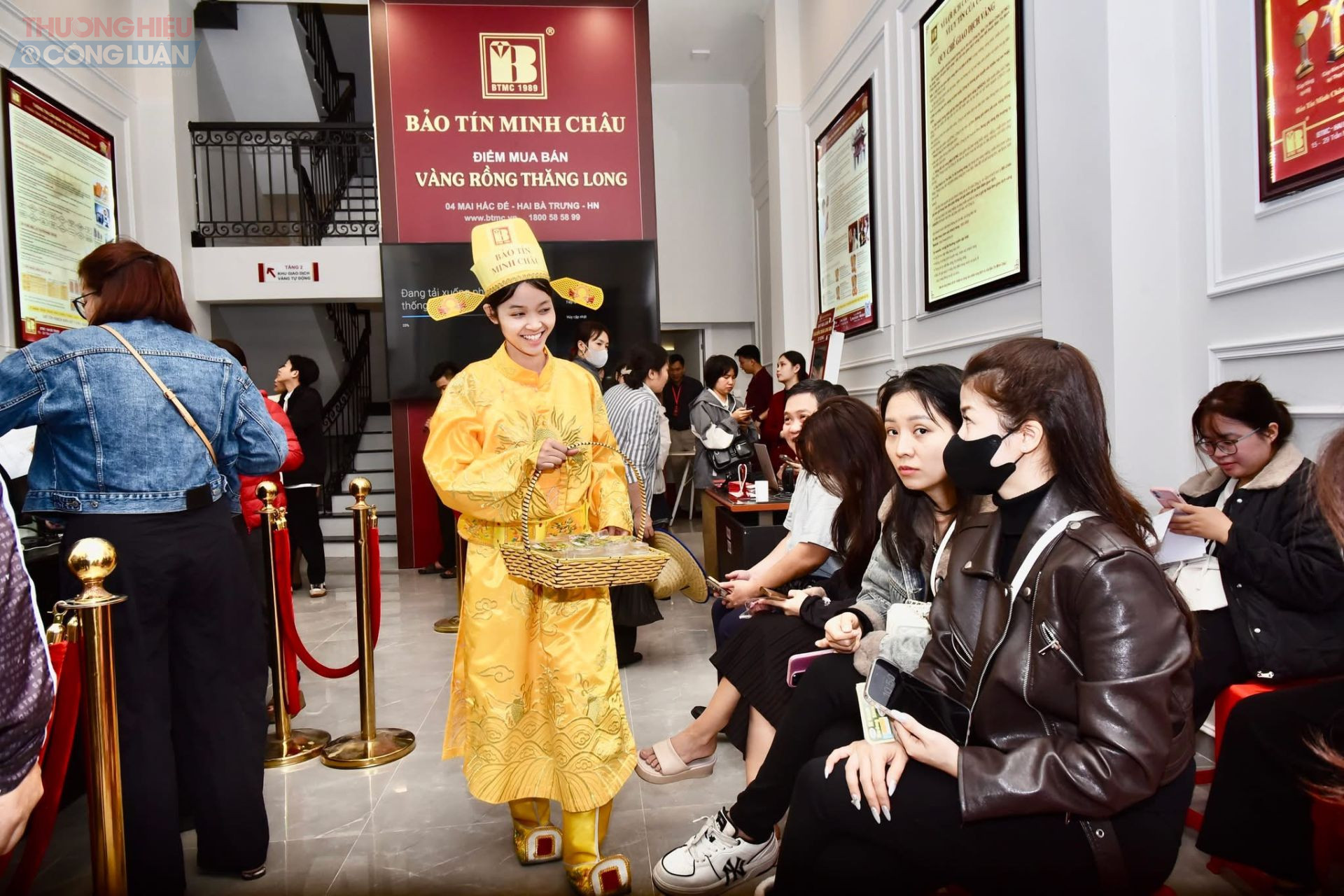 Sự chuẩn bị chu đ&aacute;o của c&aacute;c cửa h&agrave;ng v&agrave;ng đ&atilde; gi&uacute;p việc mua v&agrave;ng ng&agrave;y v&iacute;a Thần T&agrave;i trở n&ecirc;n nhẹ nh&agrave;ng hơn, tạo cảm gi&aacute;c an t&acirc;m v&agrave; thuận tiện trong ng&agrave;y cao điểm đầu năm.