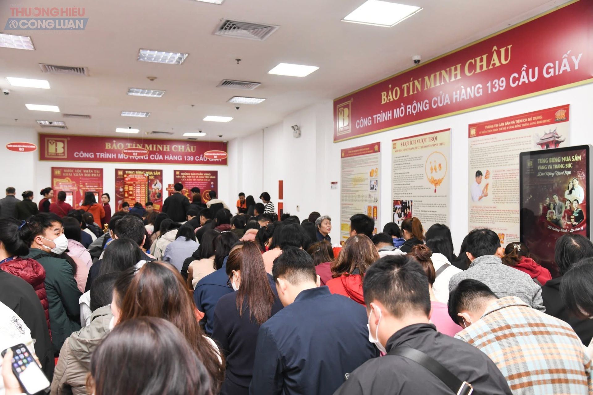 Người d&acirc;n xếp h&agrave;ng trật tự theo lượt chờ đến lượt giao dịch trong ng&agrave;y v&iacute;a Thần T&agrave;i tại cửa h&agrave;ng v&agrave;ng tr&ecirc;n phố Cầu Giấy.