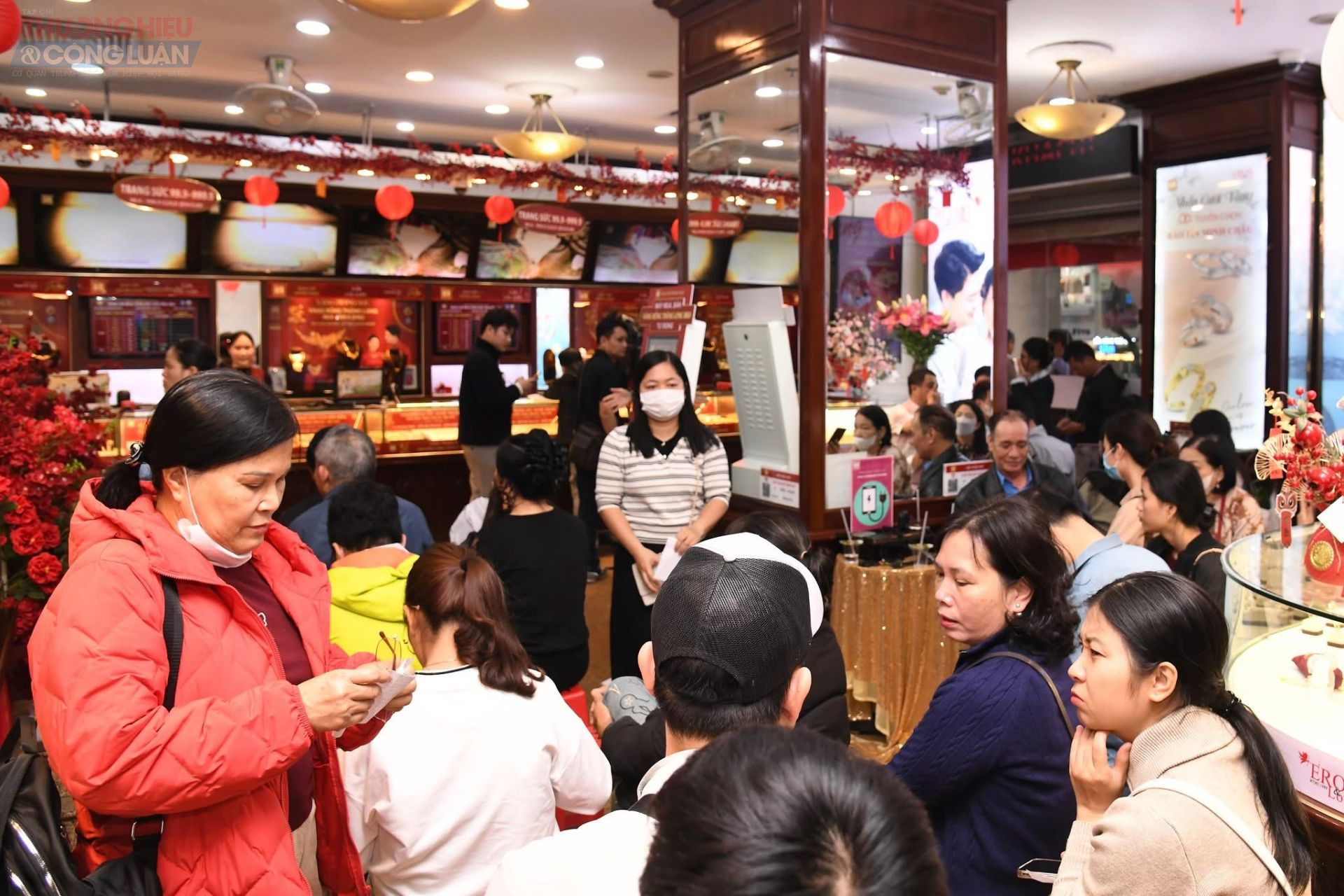 D&ugrave; lượng người đổ về mua v&agrave;ng đ&ocirc;ng, hoạt động mua b&aacute;n nh&igrave;n chung diễn ra ổn định v&agrave; c&oacute; tổ chức. Nhiều kh&aacute;ch h&agrave;ng cho biết họ cảm thấy y&ecirc;n t&acirc;m khi mua v&agrave;ng tại c&aacute;c thương hiệu uy t&iacute;n v&igrave; đảm bảo chất lượng v&agrave; thuận tiện giao dịch sau n&agrave;y.