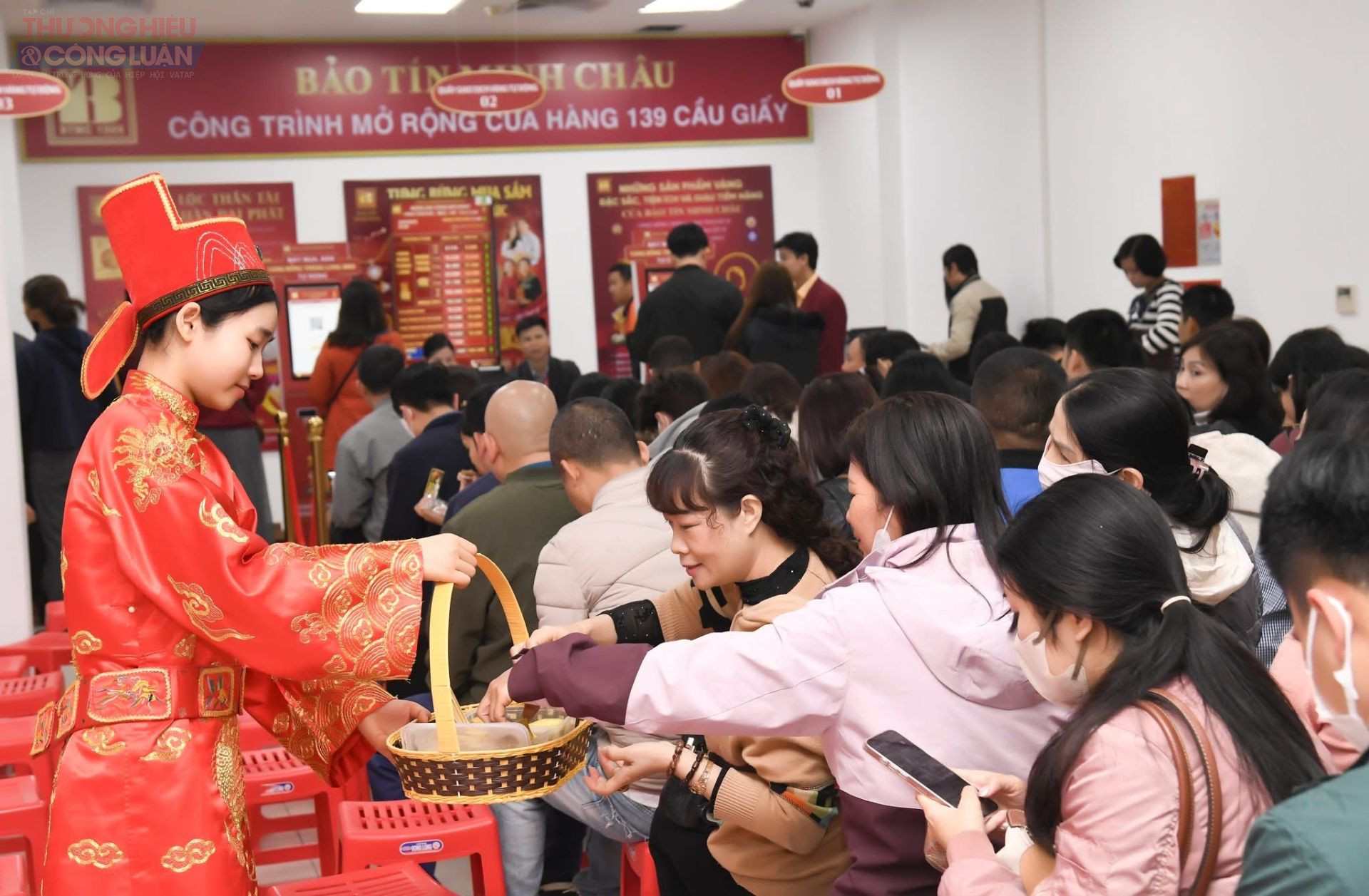 Theo đại diện cửa h&agrave;ng v&agrave;ng Bảo T&iacute;n Minh Ch&acirc;u, năm nay, nhu cầu của người d&acirc;n tập trung v&agrave;o v&agrave;ng miếng SJC nhỏ (0,05-0,5 chỉ), v&agrave;ng &eacute;p vỉ chủ đề B&iacute;nh Ngọ v&agrave; bạc đầu tư. Song, để đ&aacute;p ứng ti&ecirc;u ch&iacute; &ldquo;ai cũng c&oacute; v&agrave;ng&rdquo;, đơn vị &aacute;p dụng giới hạn b&aacute;n mỗi người 1-2 chỉ, khuyến kh&iacute;ch mua trực tuyến qua c&aacute;c k&ecirc;nh ch&iacute;nh thức. Nh&acirc;n vi&ecirc;n được tăng cường, sử dụng m&aacute;y b&aacute;n tự động để giảm &ugrave;n tắc. Nhiều kh&aacute;ch h&agrave;ng trẻ tuổi mua v&agrave;ng mini l&agrave;m qu&agrave;, trong khi người lớn tuổi chọn v&agrave;ng tượng trưng cầu an khang.