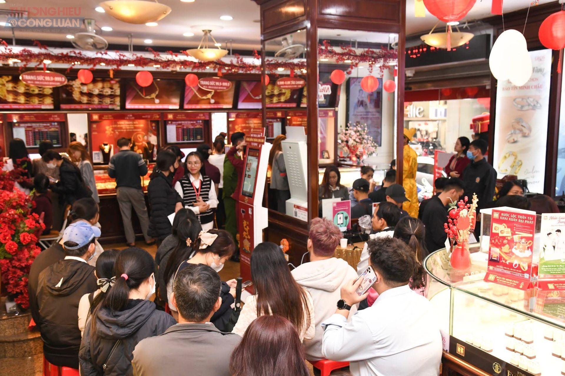 Ng&agrave;y v&iacute;a Thần T&agrave;i v&igrave; thế kh&ocirc;ng chỉ tạo n&ecirc;n kh&ocirc;ng kh&iacute; mua b&aacute;n nhộn nhịp, m&agrave; c&ograve;n trở th&agrave;nh một n&eacute;t sinh hoạt đầu xu&acirc;n quen thuộc của người d&acirc;n Thủ đ&ocirc; nơi mỗi chỉ v&agrave;ng được xem như lời gửi gắm cho một năm mới hanh th&ocirc;ng v&agrave; may mắn.