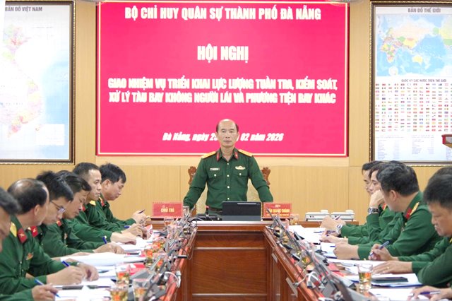 Đại t&aacute; Trần Quang Ch&aacute;nh, Ph&oacute; Chỉ huy trưởng ki&ecirc;m Tham mưu trưởng Bộ CHQS TP Đ&agrave; Nẵng chủ tr&igrave; hội nghị giao nhiệm vụ triển khai lực lượng tuần tra, kiểm so&aacute;t UAV.