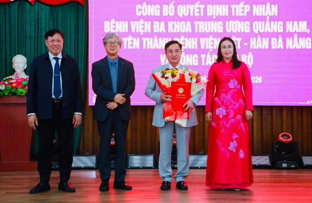 Thứ trưởng Bộ Y tế Đỗ Xu&acirc;n Tuy&ecirc;n (b&ecirc;n tr&aacute;i), đại diện KOICA Việt Nam (thứ 2, b&ecirc;n tr&aacute;i sang) v&agrave; Ph&oacute; Chủ tịch UBND th&agrave;nh phố Nguyễn Thị Anh Thi (b&ecirc;n phải) trao quyết định v&agrave; tặng hoa cho l&atilde;nh đạo bệnh viện. Ảnh: T.C&ocirc;ng