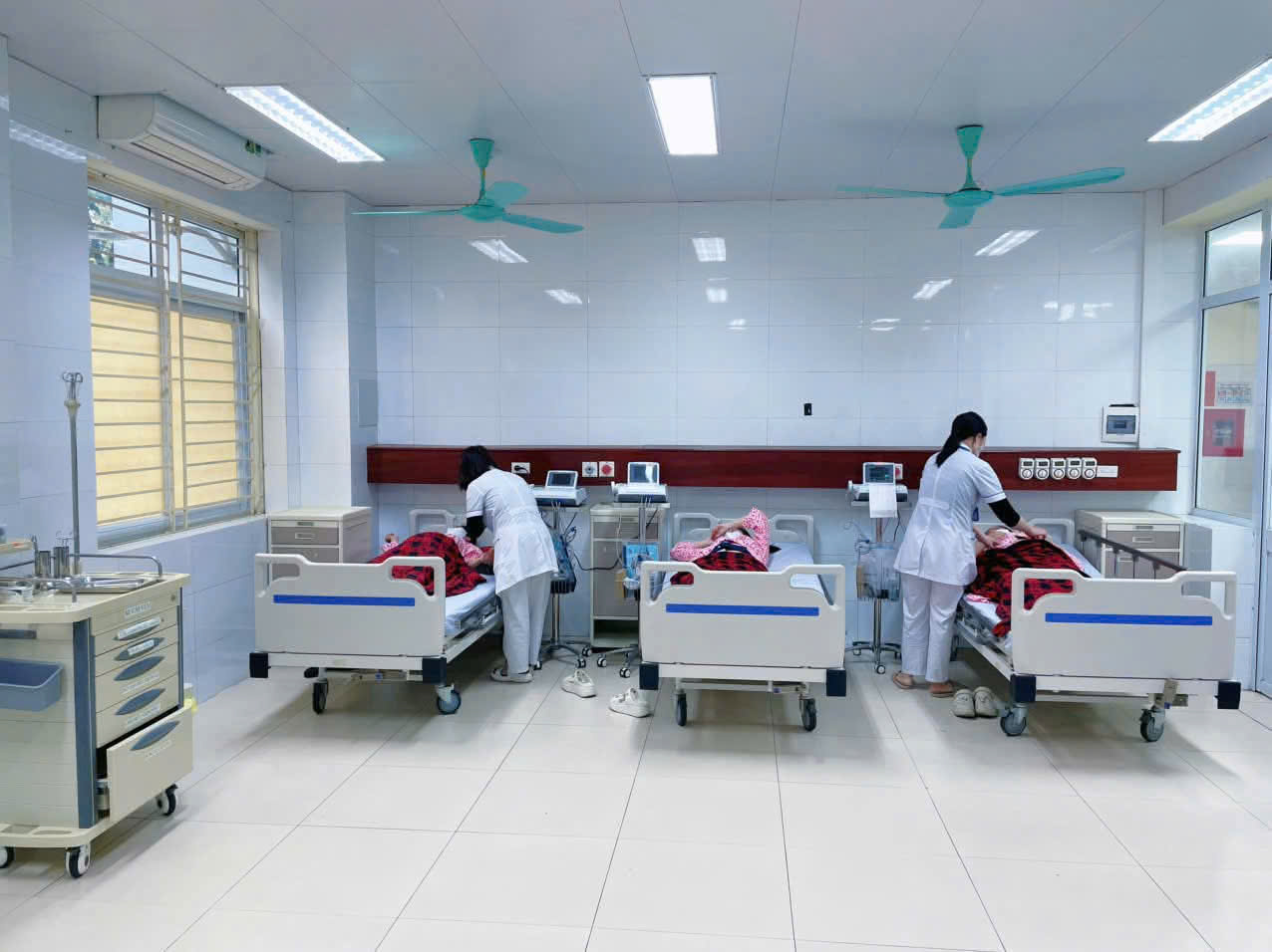 Hệ thống các phòng bệnh sạch sẽ, thoáng mát. Các phòng chờ sinh, phòng sinh, chăm sóc sau sinh được bố trí khoa học liên thông, thuận tiện cho người bệnh. Hệ thống các phòng bệnh sạch sẽ, thoáng mát. Các phòng chờ sinh, phòng sinh, chăm sóc sau sinh được bố trí khoa học liên thông, thuận tiện cho người bệnh.