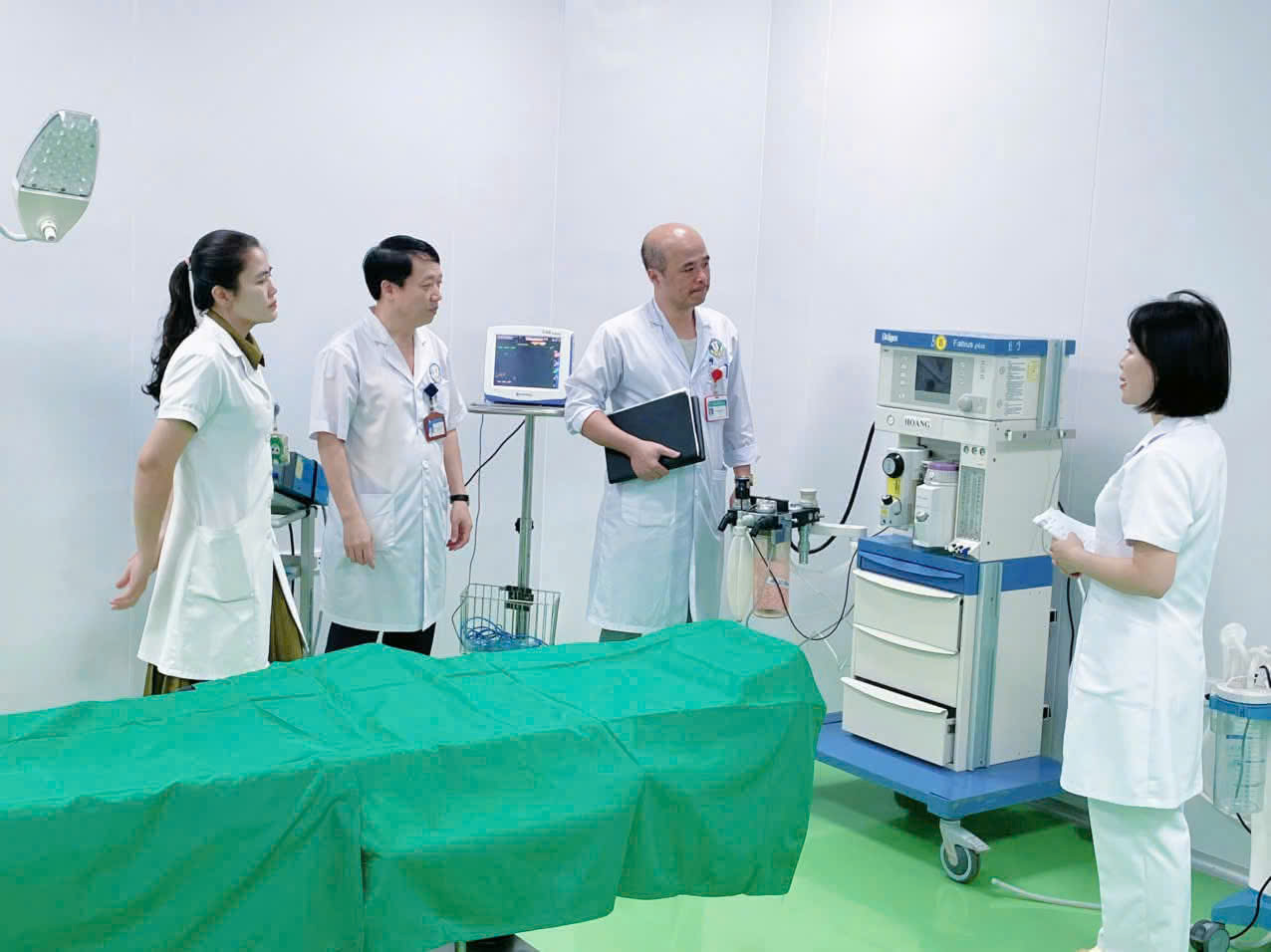 Phòng mổ cấp cứu được bố trí ngay tại khoa, sẵn sàng xử lý nhanh chóng các tình huống khẩn cấp. Phòng mổ cấp cứu được bố trí ngay tại khoa, sẵn sàng xử lý nhanh chóng các tình huống khẩn cấp.