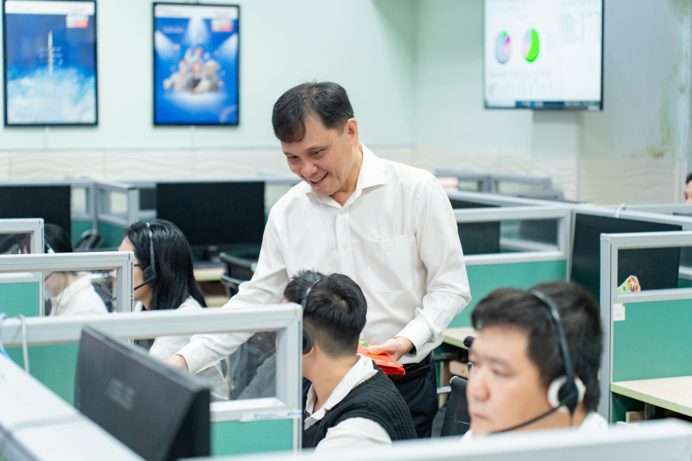 L&atilde;nh đạo EVNSPC ch&uacute;c Tết, động vi&ecirc;n CBCNV Trung t&acirc;m chăm s&oacute;c kh&aacute;ch trong đ&ecirc;m giao thừa B&iacute;nh Ngọ