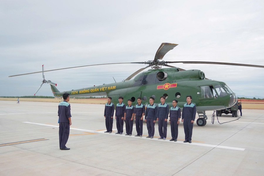 Trung đo&agrave;n 915 l&agrave;m c&ocirc;ng t&aacute;c chuẩn bị trước ban bay