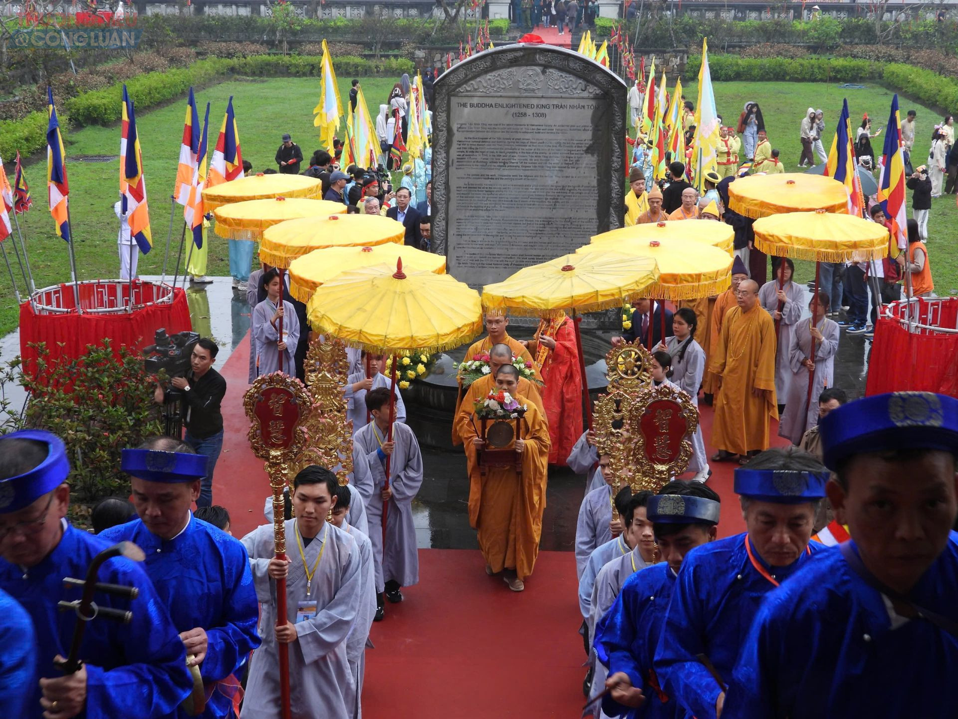 C&aacute;c đại biểu, nh&acirc;n d&acirc;n, phật tử, du kh&aacute;ch thực hiện nghi thức rước kiệu