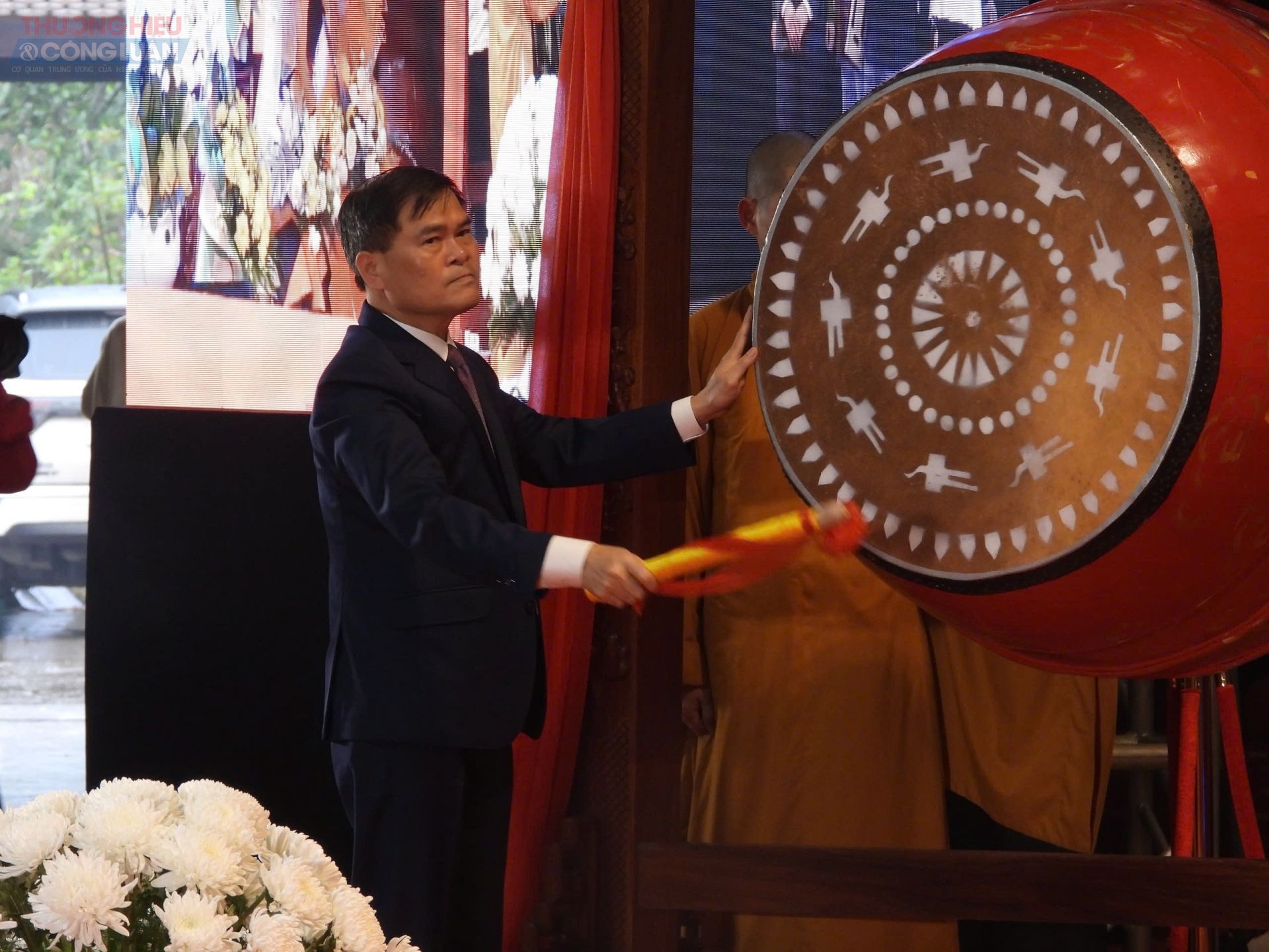 &Ocirc;ng B&ugrave;i Văn Khắng, Chủ tịch UBND tỉnh Quảng Ninh gi&oacute;ng trống khai hội